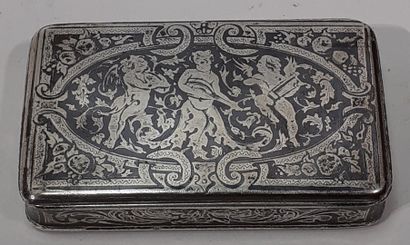 null PETITE BOITE en argent niellé, interieur vermeillé, à décor de faune jouant...