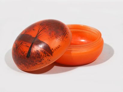 null BONBONNIÈRE en pate de verre orange à décor peint de bord de rivière bordée...