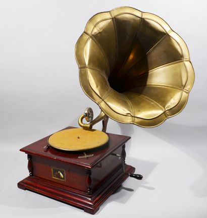 null GRAMOPHONE à pavillon en bois et laiton "His master Voice, the gramophone Company"....