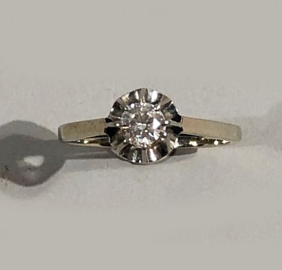 null Bague SOLITAIRE en platine et or blanc 18 K (750/oo) centrée d'un diamant caliibrant...