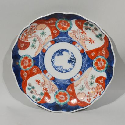 null IMARI - JAPON

Assiette à bords contours en porcelaine à décor rouge, bleu et...