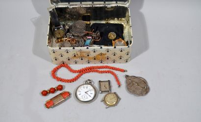 null Lot de bijoux comprenant broches, bracelet, bagues, médailles religieuses, miroir...