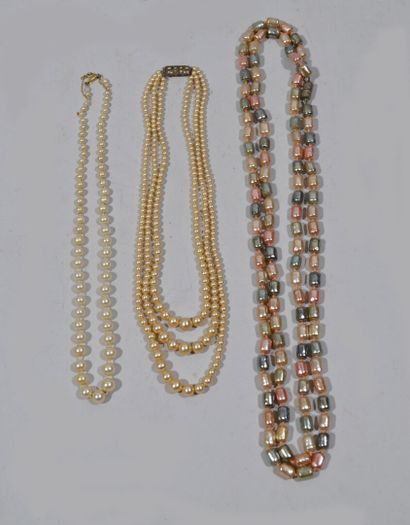 null Reunion de 3 colliers de perles dont un disposé en chute, un trois rangs et...
