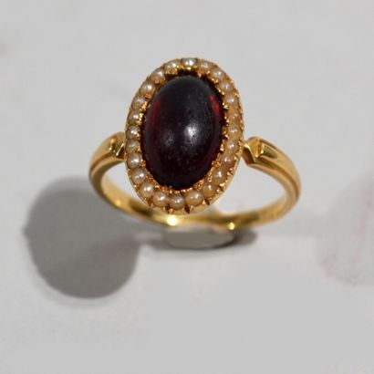 null Bague en or jaune 18 K (750/oo) centrée d'un important cabochon de grenat -...