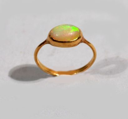 null 18K (750/1000th) pink gold ring set with an oval cabochon opal.

TDD : 54.

(Worn...