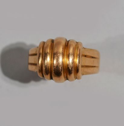 null Bague en or jaune 18 K (750/oo) centrée d'un motif noué - TDD 54 - Poids ; 5,27...