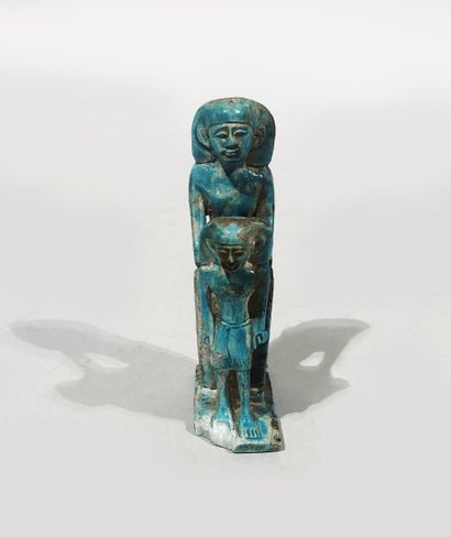 null GRANDE AMULETTE à glaçure turquoise représentant probablement Isis et Horus.

Travail...