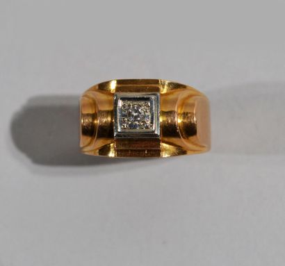 null BAGUE TANK en or de deux tons 18 K (750/oo) centrée d'un diamant calibrant 0,15...