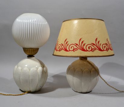 null SAINT CLEMENT 

Paire de vases boule en céramique blanche montés en lampe (un...