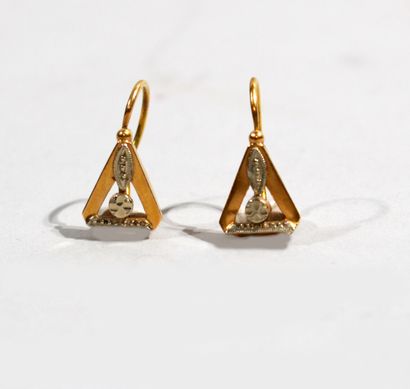 null Pair of yellow gold DORMEUSES (750/oo) decorated with a triangle - Total weight...