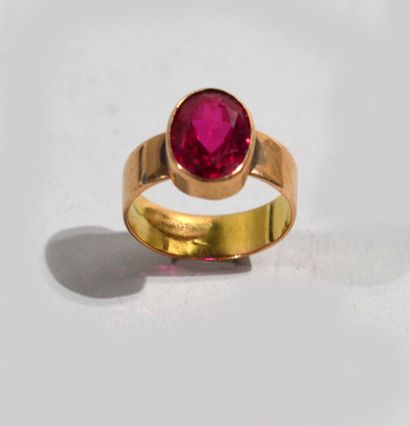 null Ring in 18 K (750/oo) yellow gold centered with an oval cut garnet - TDD 50...