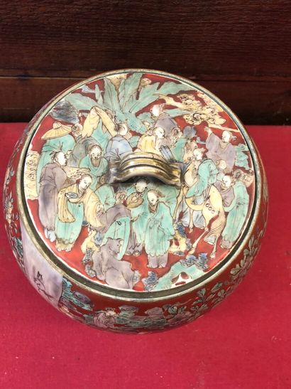null JAPON, Kutani, XXème siècle

Pot couvert en porcelaine à décor de personnages...