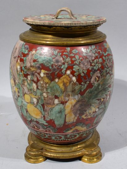 null JAPON, Kutani, XXème siècle

Pot couvert en porcelaine à décor de personnages...