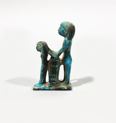null GRANDE AMULETTE à glaçure turquoise représentant probablement Isis et Horus.

Travail...