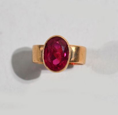 null Ring in 18 K (750/oo) yellow gold centered with an oval cut garnet - TDD 50...