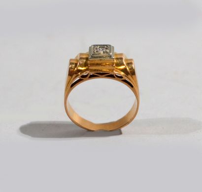 null BAGUE TANK en or de deux tons 18 K (750/oo) centrée d'un diamant calibrant 0,15...