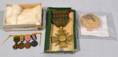 null Lot de médailles comprenant : 

- médaille 1914-1918

- ensemble de décorations...