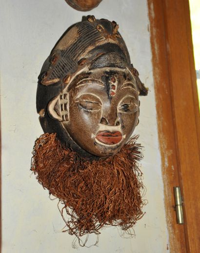 null AFRIQUE - Masque Yaka en bois sculpté polychrome à coiffe de coquillages et...