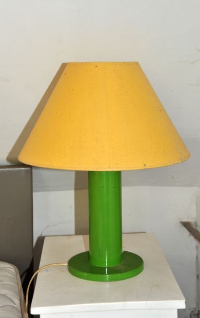 null Une lampe moderniste en PVC laqué vert. 

Vers 1970.

Hauteur totale : 51 c...