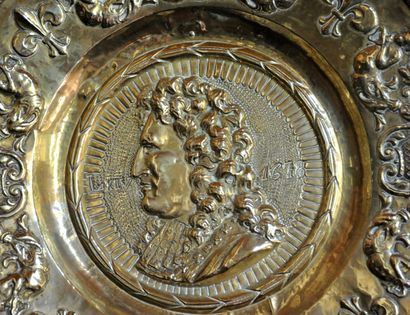 null Important plat en cuivre jaune repoussé figurant le portait de Louis XIV en...