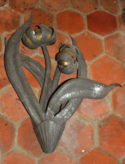 null Applique en métal à décor deux bras de lumière en forme de fleurs stylisées....