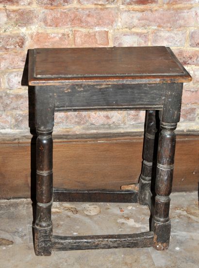 null Table rustique en chêne tourné

Époque XIXe siècle 

Haut. : 51 cm - Larg. :...