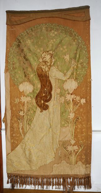 null "Femme cueillant une fleur" 

Importante broderie de laine

Epoque Art nouveau,...