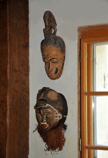 null AFRIQUE - Masque Yaka en bois sculpté polychrome à coiffe de coquillages et...