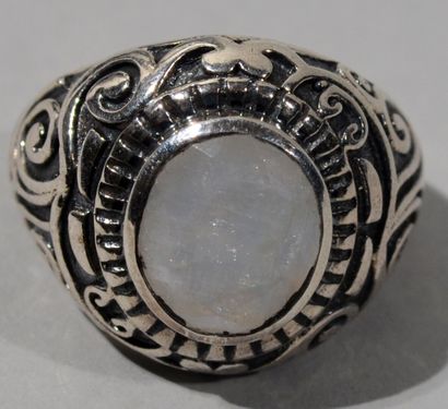 null Silver dome ring (925/1000e) chased with volutes set with a slightly oval moonstone.

TDD...