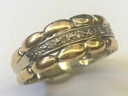 null 18K yellow gold ring (750/1000th) with gadroons and diamond chips.

TDD : 53

Gross...