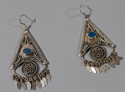 null PAIR OF PENDANTS in silver 925/1000e in the shape of a triangle set with an...