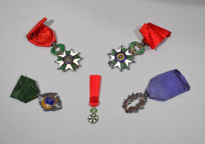 null Réunion de décorations en métal et émail dont Légion d'Honneur.

(Usures)