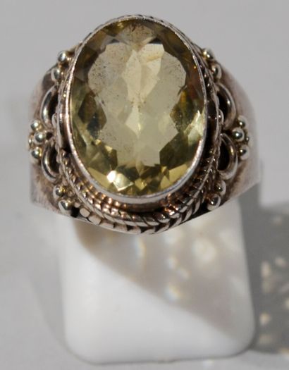 null Silver ring (925/1000e) set with an oval citrine.

TDD : 57

Gross weight :...