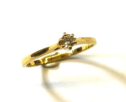 null SOLITARY RING in 18K (750/1000th) yellow gold set with a brilliant-cut diamond...