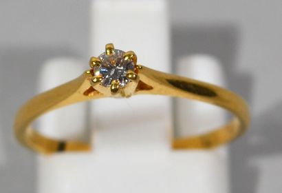 null SOLITARY RING in 18K (750/1000th) yellow gold set with a brilliant-cut diamond...