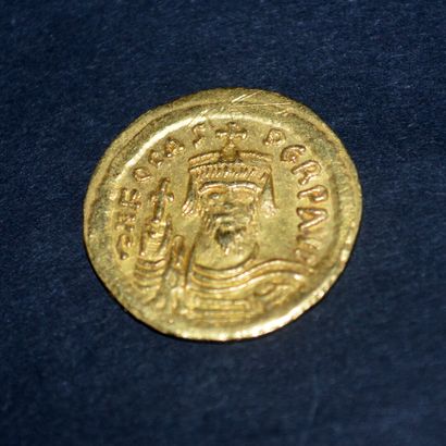 null Magnificent coin of Phocas in yellow gold 24 K (100/oo)

Obverse : Description...