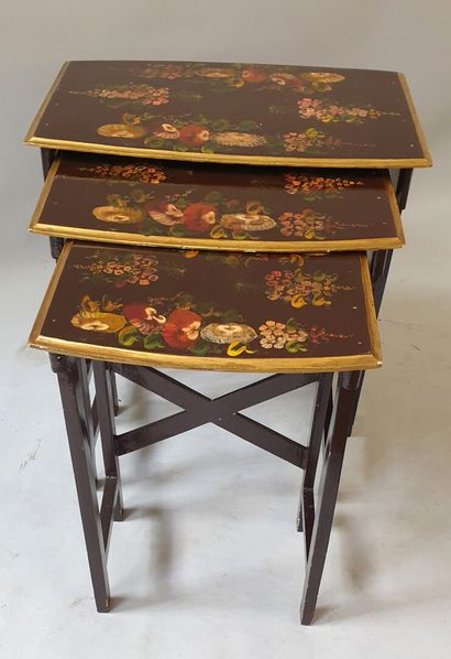 null Trois tables gigognes en bois laqué marron foncé à décor de fleurs et liseré...