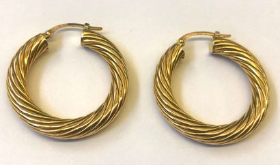 null PAIR OF CREOLES in 18K yellow gold (750/1000th) with twisted decoration.

Diameter...