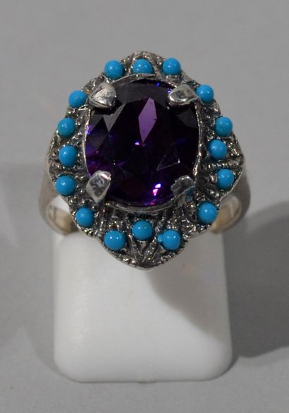null Silver ring (925/1000e) set with an amethyst surrounded by turquoise beads.

TDD...