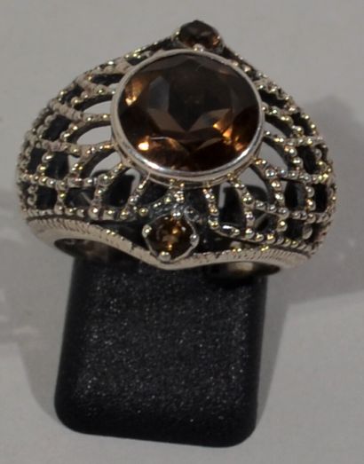 null Openwork silver dome ring 925/1000e set with a smoked quartz.

TDD : 53 cm.

Gross...