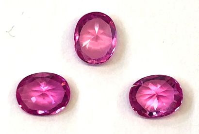 null Lot de pierres comprenant : 



- AMETHYSTE de taille ovale 

10 x 19 x 18 mm



-...