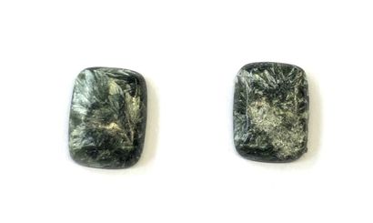 null Lot comprenant : 

- Opale boulder d'environ 9,42 carats.

17.5 x 14 x 3.8 mm.

Provenance...