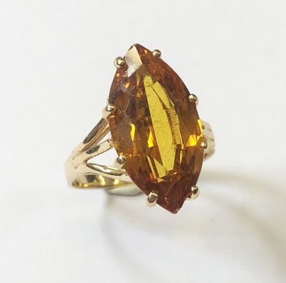 null BAGUE en or jaune 18K (750/1000e) sertie d'une citrine de taille navette.

TDD...