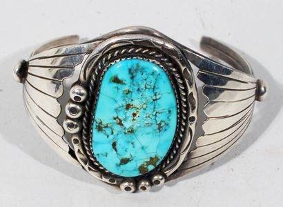 null BRACELET MANCHETTE en argent orné d'une importante turquoise en serti clos.

Travail...