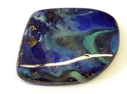 null Lot comprenant : 

- Opale boulder d'environ 9,42 carats.

17.5 x 14 x 3.8 mm.

Provenance...