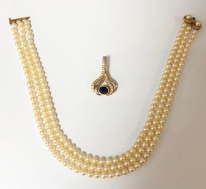 Important collier à trois rangées de perles de cultures s'entrecroisant et pendentif...