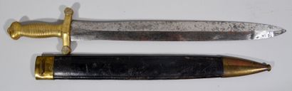 null GLAIVE D'ARTILLERIE modèle 1831, garde en laiton, lame de 47,5 cm marquée PIHET...