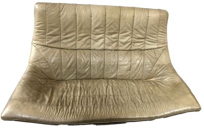  Jack CREBOLDER pour YOUNG 
Canapé modèle "Goldstar" en cuir taupe sur base tournante....