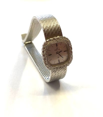  OMEGA - Modèle « De Ville » 
Montre bracelet de femme en or gris 18 K (750/oo)....