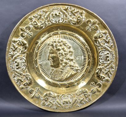 null Important plat en cuivre jaune repoussé figurant le portait de Louis XIV en...